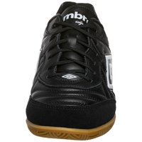 Scarpa sportiva nera realizzata in pelle e materiali sintetici. Presenta una tomaia testurizzata, linguetta imbottita, lacci neri e suola in gomma naturale.
