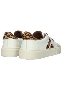 Weiße Sneakers mit einem braunen Leopardenmuster-Akzent an der Ferse, schwarzen Schnürsenkeln und einer strukturierten Sohle für besseren Grip. Glatte und weiche Materialien.