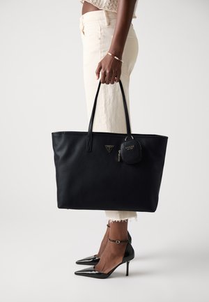 Borsa a tracolla in pelle nera con manici lunghi, caratterizzata da una finitura testurizzata e una piccola pochette staccabile. La borsa presenta un logo triangolare.