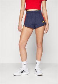 adidas Sportswear TIRO CUT 3-STRIPES SUMMER - Sporta šorti - legend ink/better scarlet/bold gold