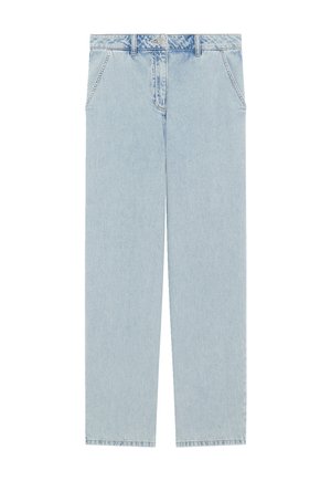 Vaqueros de mezclilla azul claro de corte recto, con bolsillos delanteros, trabillas para cinturón, cierre de botón y cremallera sobre un fondo blanco.