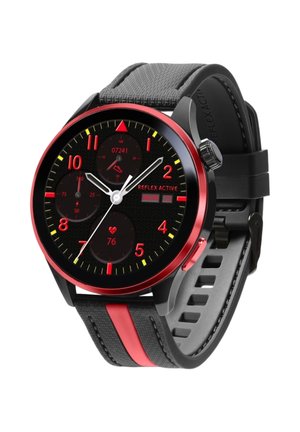 Montre intelligente noire avec une lunette et des accents rouges. Elle possède un cadran noir texturé, trois sous-cadrans et un bracelet noir avec une stripe rouge.