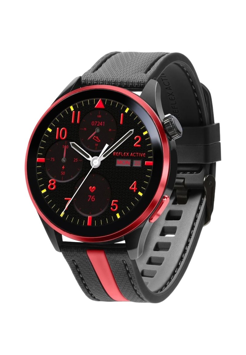 Montre intelligente noire avec une lunette et des accents rouges. Elle possède un cadran noir texturé, trois sous-cadrans et un bracelet noir avec une stripe rouge.