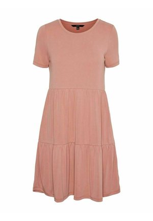 Krótkosleeve, sukienka do kolan z miękkiego różowego materiału, z okrągłym dekoltem i warstwowym, swobodnie opadającym fasonem spódnicy. Gładka faktura, bez wzorów.