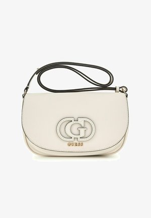 Borsa a tracolla in pelle beige chiaro con patta arcuata, caratterizzata da un logo a rilievo prominente e una tracolla nera a contrasto.