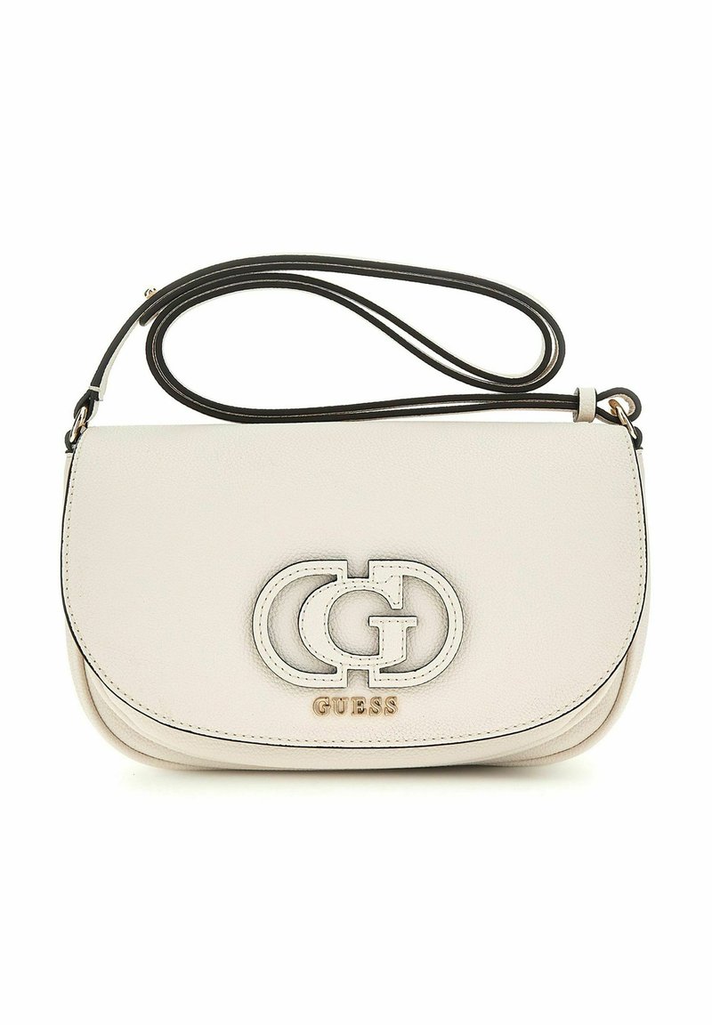 Borsa a tracolla in pelle beige chiaro con patta arcuata, caratterizzata da un logo a rilievo prominente e una tracolla nera a contrasto.