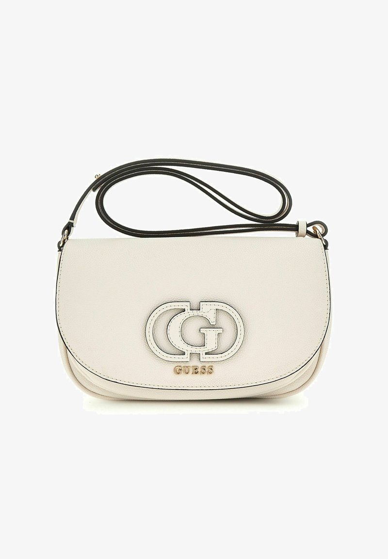 Bolso bandolera de cuero beige claro con una solapa curva, que presenta un logo embosado prominente y una correa negra contrastante.
