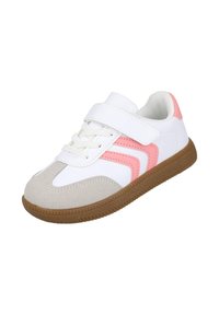 Zapato deportivo blanco con acentos en rosa, que cuenta con una correa de velcro, parte delantera con cordones, puntera de ante y una suela de goma marrón.