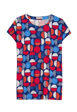 Camiseta de manga corta en mezcla de algodón, con un fondo marino y patrones geométricos coloridos en líneas rojas, azules, blancas y negras.