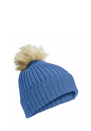 Blauwe geribbelde gebreide muts met brede omslag en beige namaakbont pompon bovenop, geïsoleerd op een witte achtergrond.