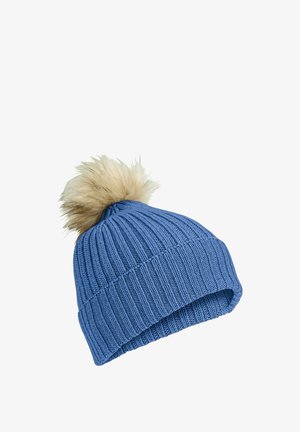 Bonnet tricoté côtelé bleu avec large revers et pompon en fausse fourrure beige sur le dessus, isolé sur fond blanc.