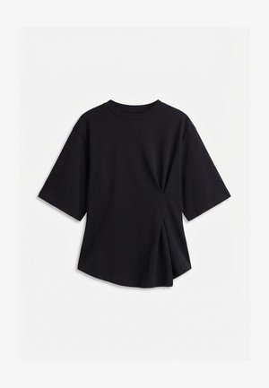T-shirt noir à manches courtes avec encolure ronde et détail plissé asymétrique sur le côté droit avant, présenté sur fond blanc.
