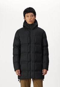 Schwarze Daunenjacke mit hohem Kragen, gestepptem Design, Reißverschluss vorne und verstellbaren Kordelzügen am Saum. Glattes, isoliertes Material.
