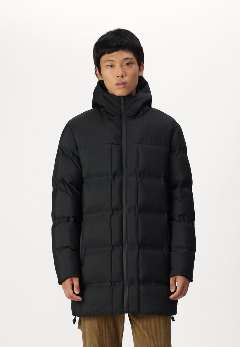 Schwarze Daunenjacke mit hohem Kragen, gestepptem Design, Reißverschluss vorne und verstellbaren Kordelzügen am Saum. Glattes, isoliertes Material.
