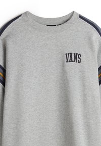 Grijze sweatshirt met een geribbelde ronde hals. Heeft marineblauwe en gele strepen op de mouwen en een geborduurd "VANS" logo op de voorkant.