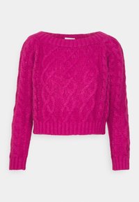 Magenta Kabelstrickpullover mit weitem Rundhalsausschnitt, langen Ärmeln und gerippten Bündchen sowie Saum. Dicke Textur und kurzes Design.