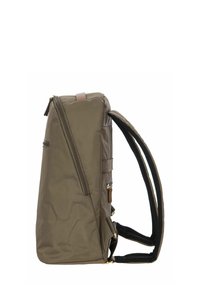 Zaino verde oliva con finitura in tessuto liscio, multiple tasche con zip, spallacci in rete regolabili e un piccolo accento in pelle.