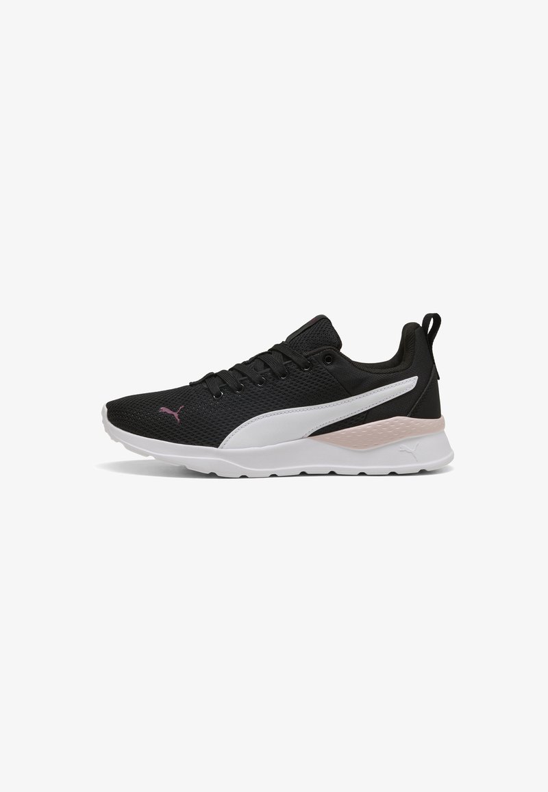 Chaussure de sport en mesh noire avec des accents blancs et rose clair, bout rond, semelle texturée et lacets, arborant un logo PUMA bien en vue sur le côté.