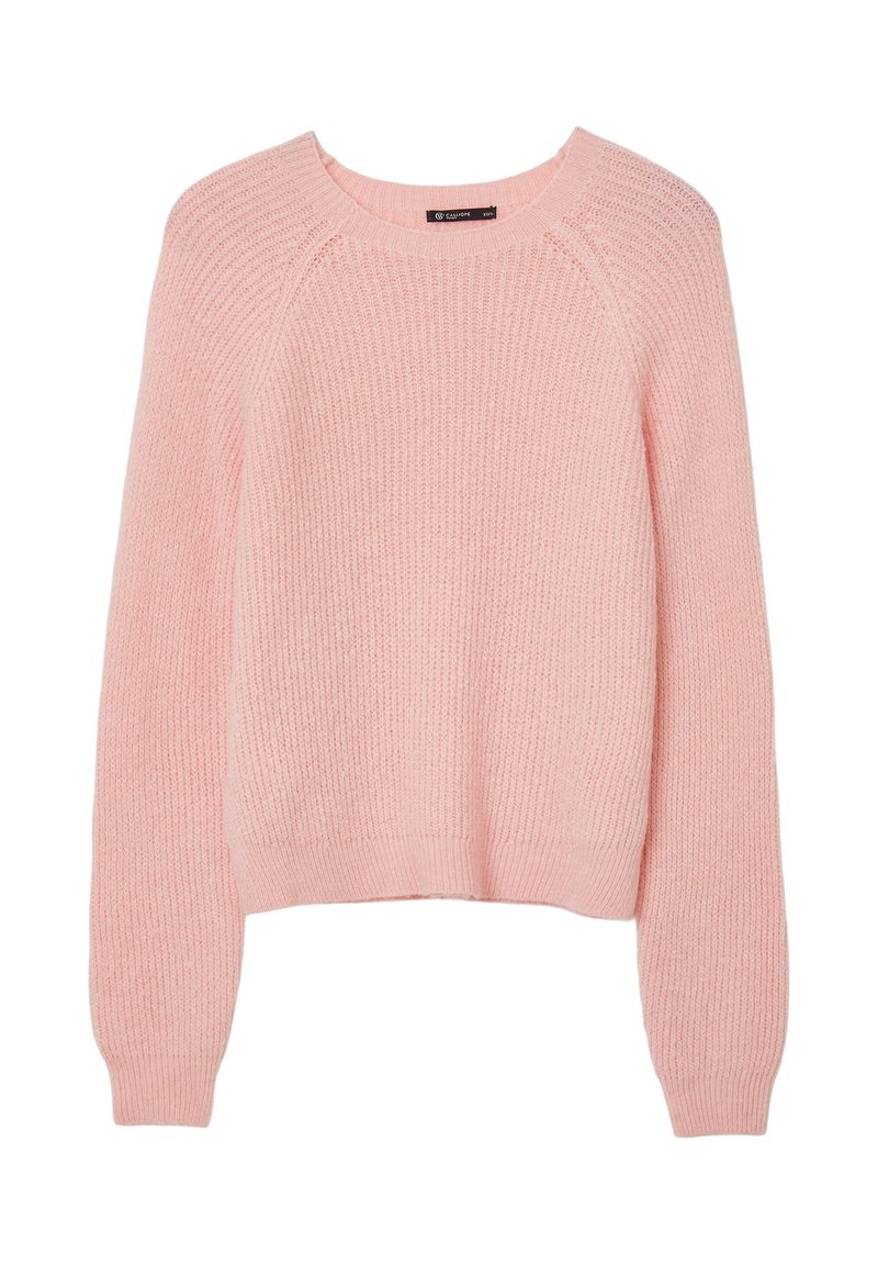 Maglione a maglia rosa chiaro con scollo rotondo, maniche lunghe a raglan e orlo a costine. La texture sembra morbida e accogliente, con una vestibilità comoda.