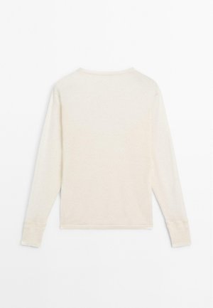 Camicia di cotone color crema a maniche lunghe con scollo rotondo, mostrata distesa da dietro su uno sfondo bianco.