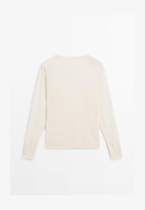 Langärmeliges, cremefarbenes Baumwollhemd mit Rundhalsausschnitt, von hinten flach auf weißem Hintergrund dargestellt.