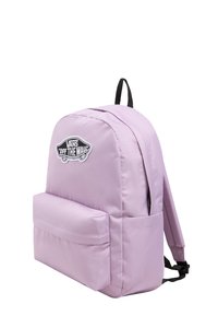 Zaino viola realizzato in tessuto resistente, con forma arrotondata, tasca frontale e un patch del logo "Vans Off the Wall" in nero.