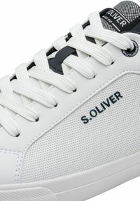 Valge tenniseking tekstuuriga sünteetilisest ülemisest, mustade detailidega ja valgete paeltega. Küljel on "S.OLIVER" bränding. Kummi tald.