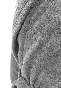 Grauem Frottee-Bademantel mit strukturierter Oberfläche und Taillengürtel; verfügt über den eingestickten Markennamen in der Nähe des Kragens.
