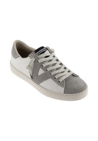 Sneaker bianco e grigio con parte superiore in suede, suola in gomma e lacci. Presenta un logo laterale e accenti di design triangolari.