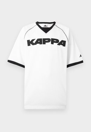 Bela športna majica s kratkimi rokavi s črnim pasom, črnim napisom "KAPPA" čez prsa in majhnim logotipom na levem rokavu.