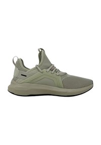 Scarpa sportiva verde chiaro con tomaia in rete, suola in gomma e colletto imbottito. Presenta dettagli testurizzati e lacci per una calzata sicura.