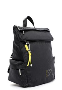 Must mustrakk mustrakk konksütooga nurgas, zipper suudmine koos kollaste accentidega ja reguleeritavate rihmadega. Omab silmapaistvat logo.