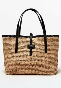 Sac cabas en paille tissée avec poignées en cuir noir et une lanière décorative en cuir à l'avant. Couleur naturelle avec une finition texturée.