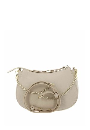 Borsa a tracolla in pelle beige con dettagli in catena dorata e tracolla regolabile, dotata di chiusura superiore con cerniera.