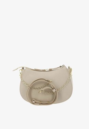 Borsa a tracolla in pelle beige con dettagli in catena dorata e tracolla regolabile, dotata di chiusura superiore con cerniera.