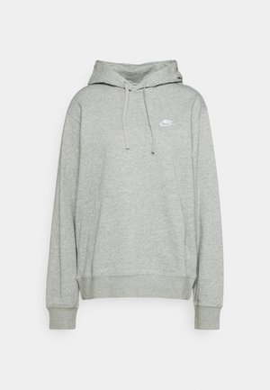 Sudadera gris de tejido suave, con un bolsillo frontal, capucha ajustable y un pequeño logo blanco de Nike en el lado izquierdo del pecho.