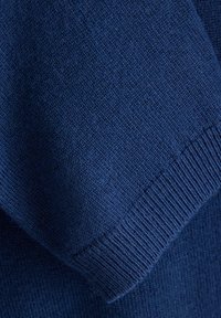 Navyblauer Strickpullover mit weicher Textur, ausgestattet mit gerippten Bündchen und einer glatten Verarbeitung, die minimalistische Designelemente zur Schau stellt.