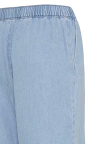 Pantalon en denim bleu clair avec taille élastique et poches latérales, présenté de la taille jusqu'à mi-cuisse sur fond blanc.