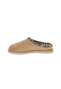 Ciabatta beige con un morbido esterno in suede, fodera in stampa leopardata e una suola in gomma leggera. Presenta un delicato dettaglio di cucitura sulla punta.
