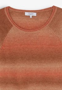 Pull avec un col rond, présentant un design dégradé dans des teintes d'orange et de beige. Fabriqué en tissu tricoté doux avec une texture lisse.