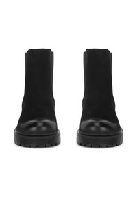 Černé kotníkové boty vyrobené z nubuku s hladkým špičkou, elastickými bočními panely a zdrsněnými gumovými podrážkami pro lepší přilnavost.