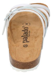 Sandal bianca con più fasce in pelle e soletta in sughero, con accenti blu chiaro e superficie testurizzata. Nome del marchio visibile.