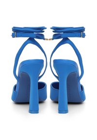 Sandali blu con tacco alto e cinturino alla caviglia, texture in pelle liscia, punta tonda e tacco affusolato. Nome del marchio "CALLIOPE" visibile sul lato.