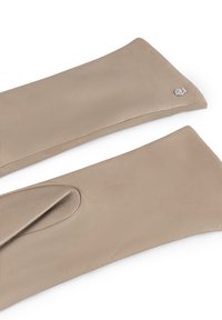 Ein Paar beiger Lederhandschuhe mit sauberem Nähen und kleinem metallischen Logo am Handgelenk vor weißem Hintergrund.