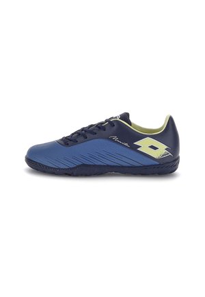 Chaussure de sport basse bleue et noire avec lacets, motif texturé sur le côté et logo jaune sur la zone du talon.