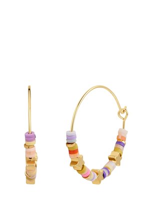 Cercei din aur în formă de cerc, împodobiți cu mărgele multicolore și accente în formă de stea, evidențiind un design jucăuș cu elemente netede și texturate.
