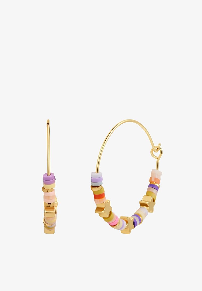 Auksiniai auskarai su žiedais, papuošti daugiaspalvėmis karoliukais ir žvaigždutės formos akcentais, kurie demonstruoja žaismingą dizainą su sklandžiais ir tekstūruotais elementais.