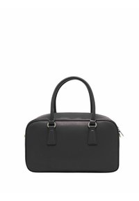 Borsa a mano rettangolare nera in pelle con doppi manici arrotolati e dettagli in metallo argentato su sfondo bianco.