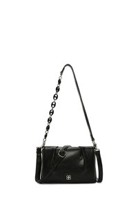 Borsa a tracolla nera in pelle con superficie texturizzata, dotata di una tracolla a catena e di una forma rettangolare piatta. Accessori in metallo argentato.
