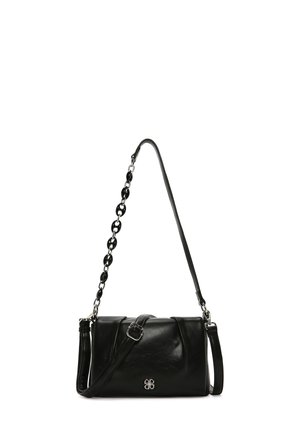 Borsa a tracolla nera in pelle con superficie texturizzata, dotata di una tracolla a catena e di una forma rettangolare piatta. Accessori in metallo argentato.